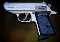 Un procuror a fost reţinut după ce a tras cu o armă letală în timp ce era imobilizat de poliţişti