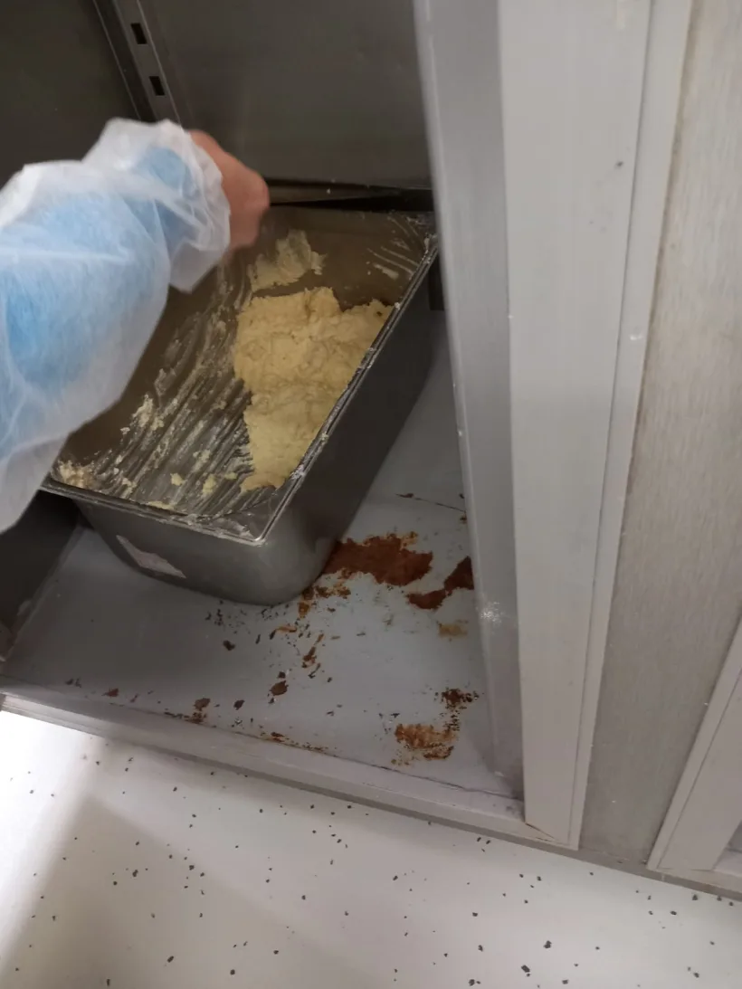 VIDEO Ce au descoperit comisarii Protecției Consumatorului într-o patiserie din Galați