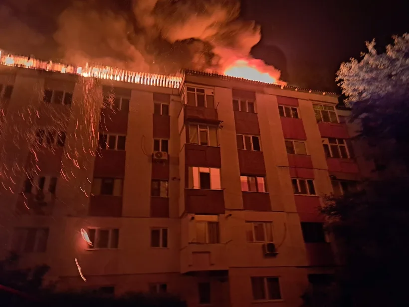 Locatarii un bloc din Galați, evacuați din cauza unui incendiu puternic