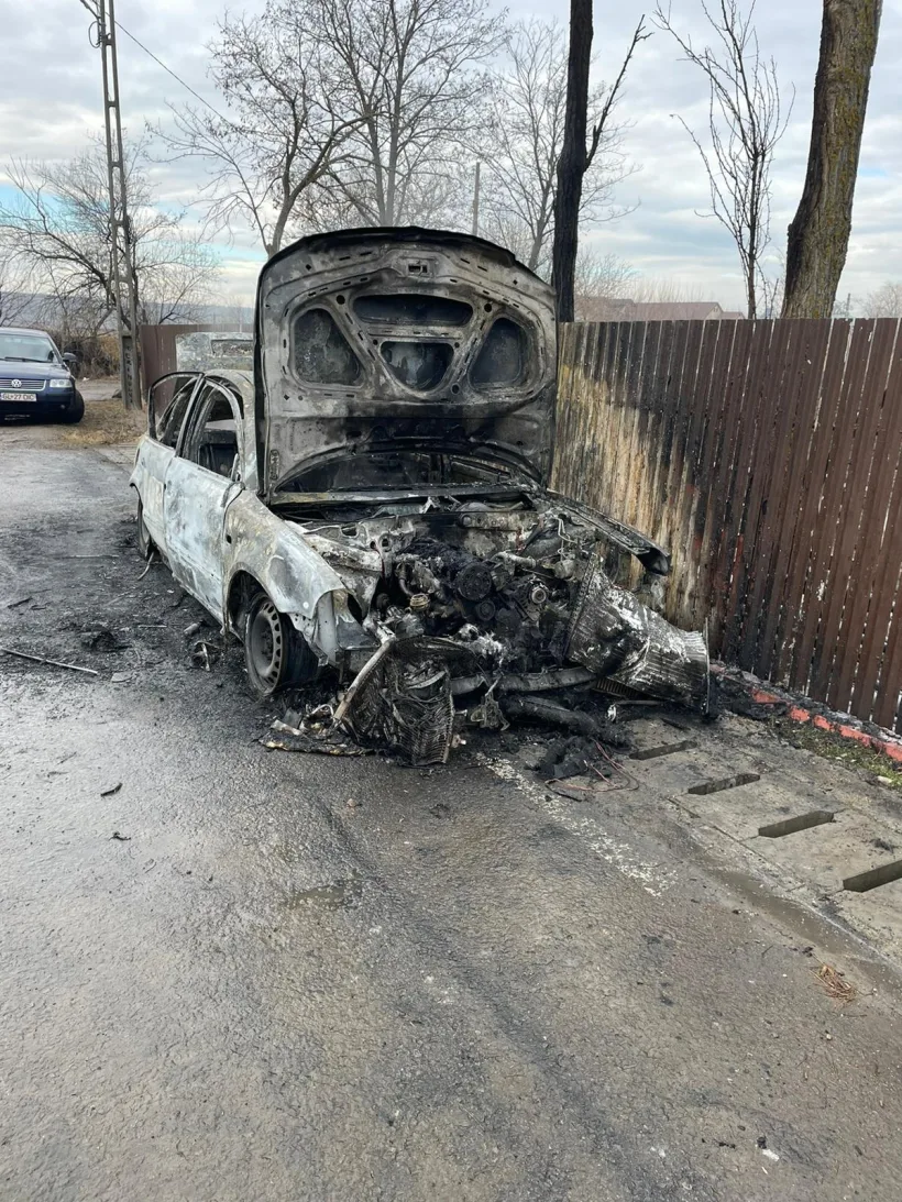 Incident grav la Barcea: un bărbat a lovit mai multe mașini și apoi le-a incendiat
