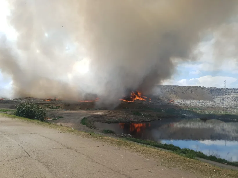 Incendiu cu degajări mari de fum la groapa de gunoi a orașului Galațiului. A fost emis mesaj Ro-Alert