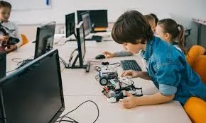 Educația, susținută de utilizarea calculatorului și pregătirea STEAM