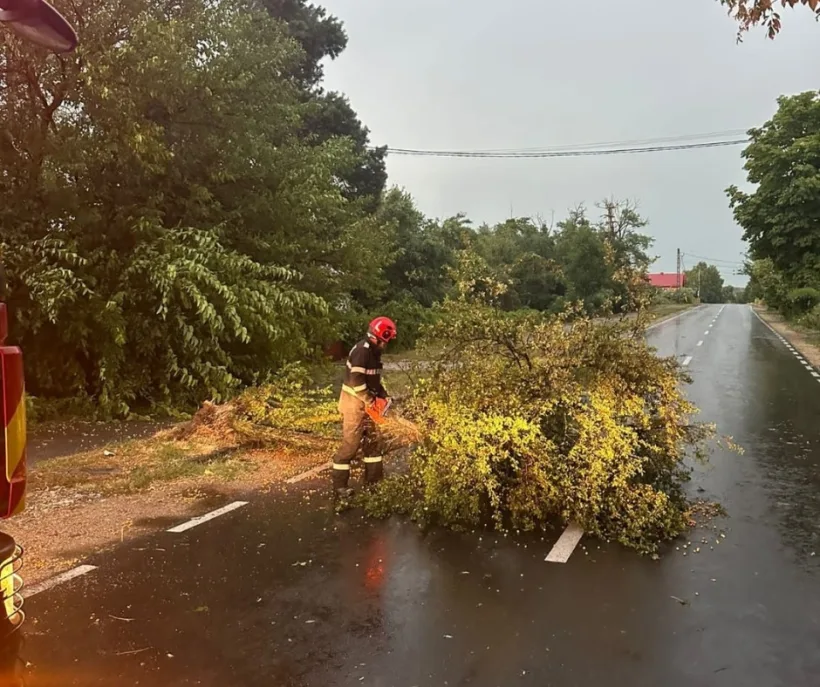 IGSU: Intervenții în 98 de localități din 22 de județe, din cauza furtunilor