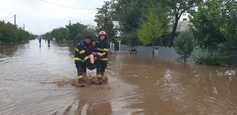 Bani de la Guvern pentru oamenii afectați de inundații, precum și pentru refacerea infrastructurii rutiere județene distrusă de viituri