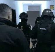 Peste 300 de percheziţii în toată ţara