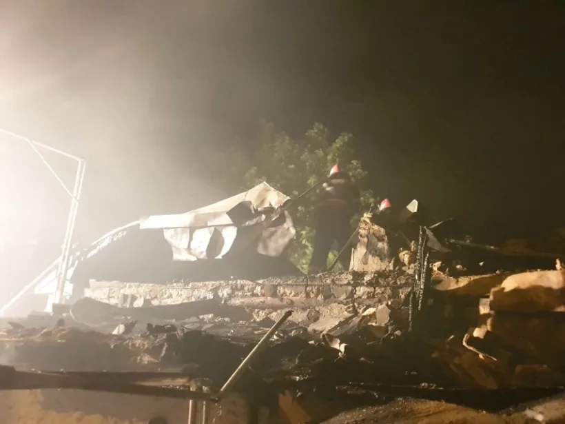 Opt case afectate într-un incendiu la Galați. Noapte albă pentru pompieri