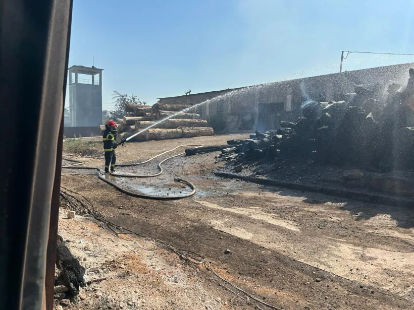 Incendiu devastator la Tg. Bujor. ISU Galați: Flăcările au afectat doi operatori economici, un depozit de lemne, patru mașini și o instituție publică