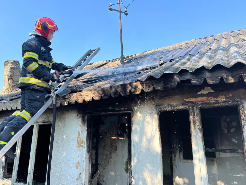 Un incendiu a izbucnit la o locuință din județul Galați: un bărbat a suferit arsuri grave