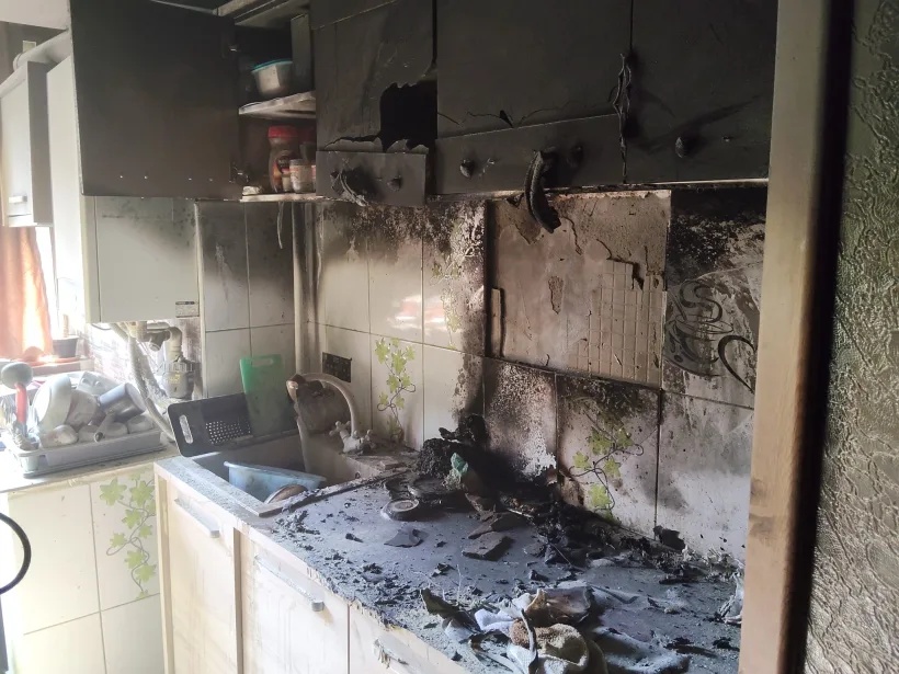 Incendiu puternic într-un bloc din Galați: o persoană a suferit un atac de panică