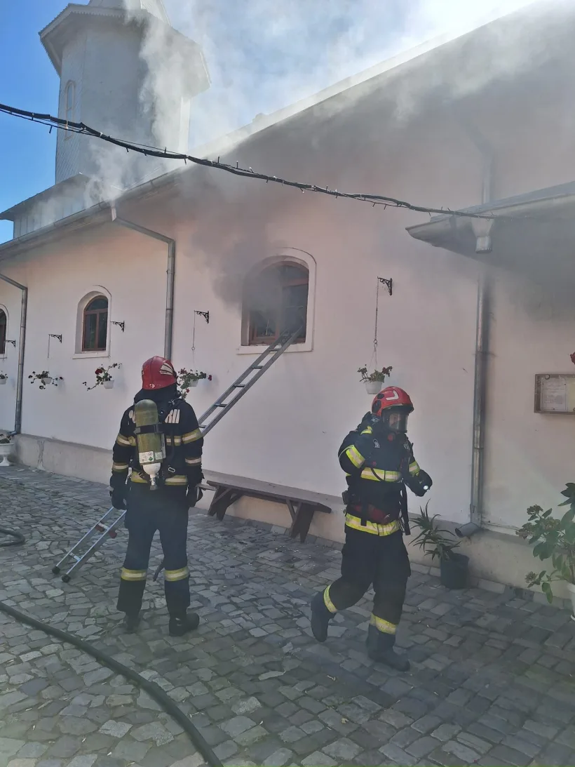 Incendiu la o biserică din Galați. Pompierii intervin pentru stingerea flăcărilor