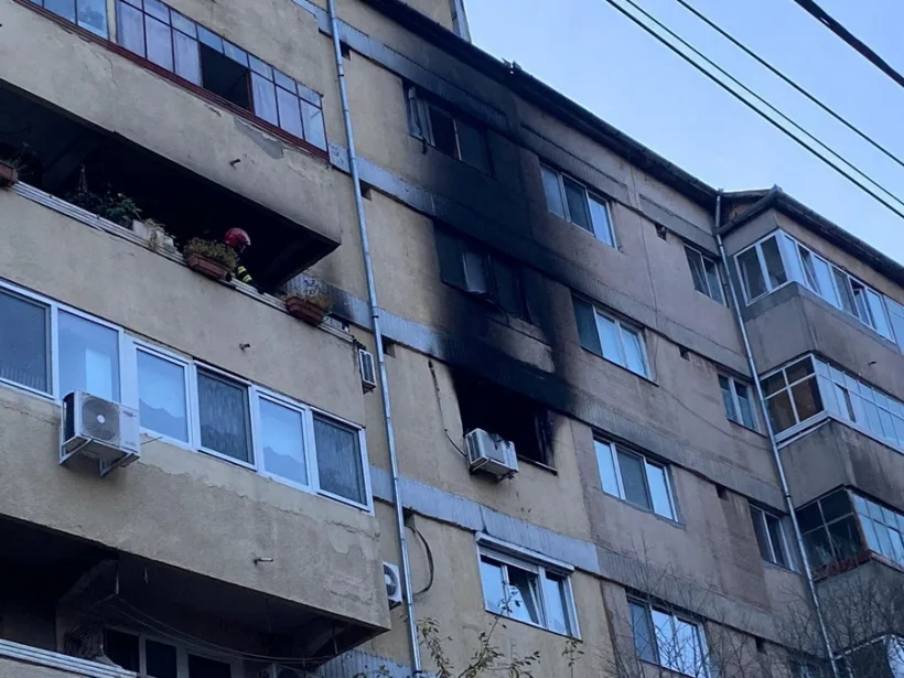 Alertă în Tecuci: incendiu la un imobil, o persoană rănită după ce a sărit de la geam