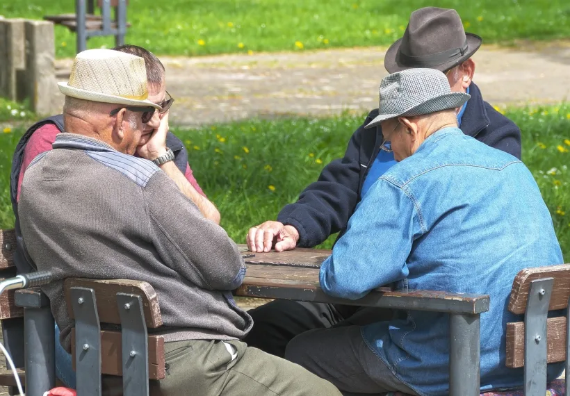 Cantină pentru seniori, cu sală de mese și bucătărie modernă, pe strada Traian