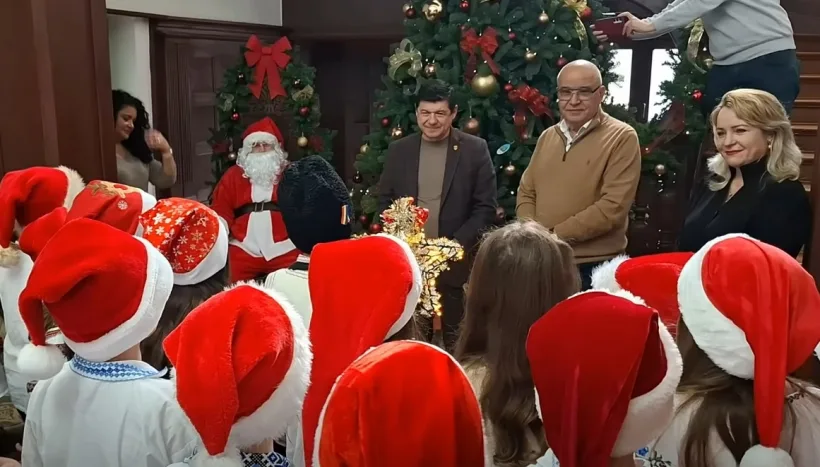 Moș Crăciun i-a întâmpinat pe aproape 200 de copii colindători la Consiliul Județean Galați, răsplătindu-i cu daruri