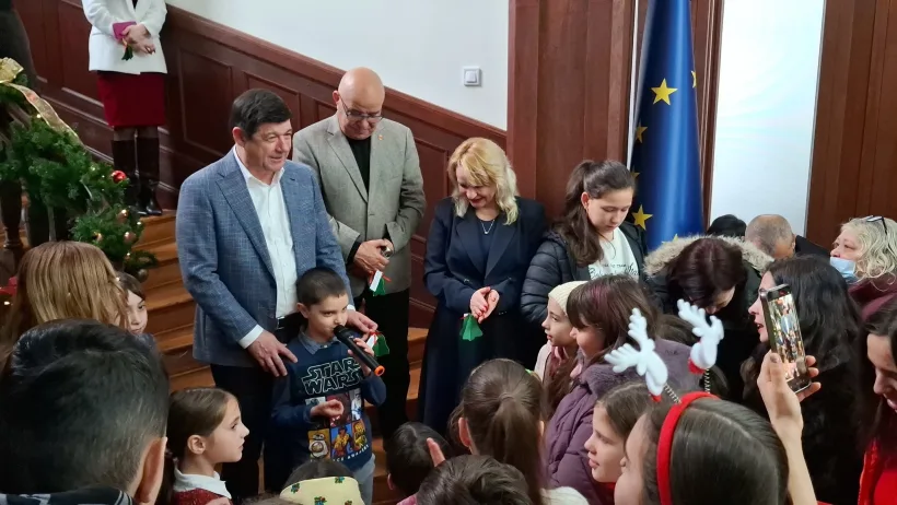 Colinde și poezie la Consiliul Județean Galați, în cadrul campaniei CJRAE „De la inimă la inimă”