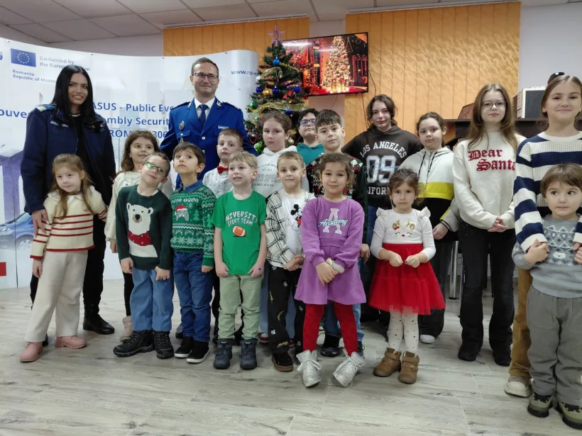 Bradul care le spune „mulțumesc” părinților jandarmi: copiii aduc spiritul Crăciunului în comandamentul Jandarmeriei Galați