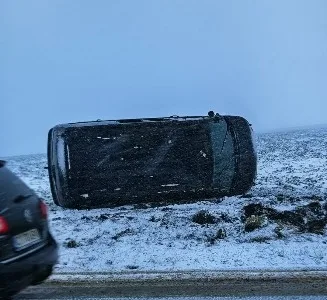 Mașină răsturnată la Cuca: jandarmii au intervenit prompt pentru a salva o familie implicată într-un accident rutier
