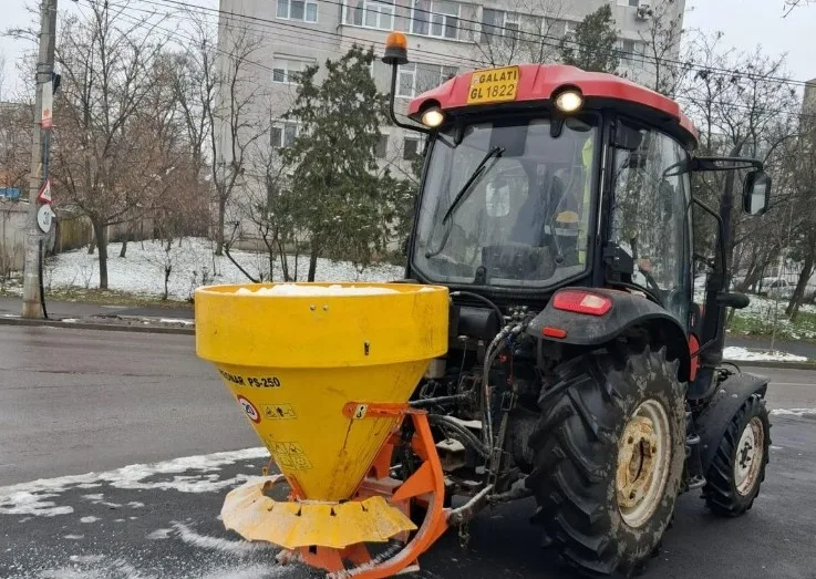 Galațiul, sub amenințarea poleiului. Echipele Ecosal intervin zi și noapte în cartiere și în stațiile de autobuze