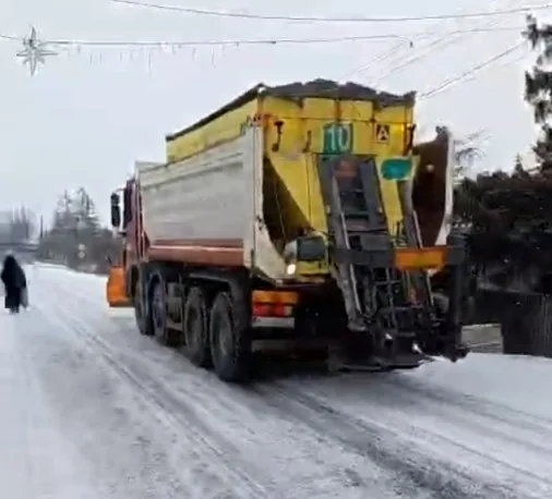 Ninge în județul Galați, iar utilajele au ieșit pe drumuri. Avertisment pentru șoferi: „Conduceți cu prudență!”