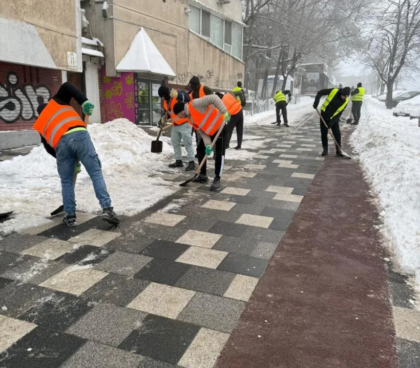 Deținuți scoși la deszăpezire în Galați