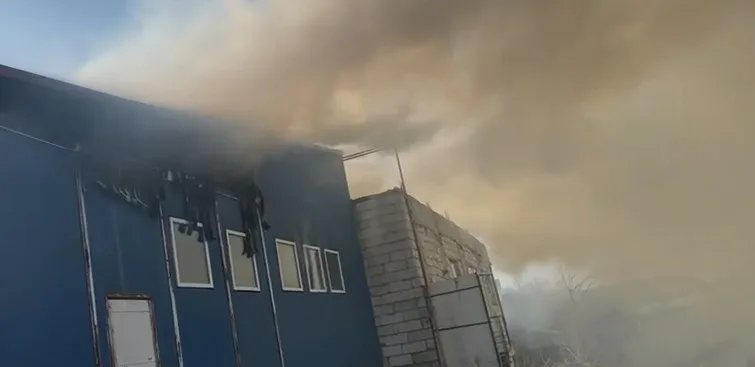 Flăcări pe Drumul de Centură din Galați: o spălătorie auto, grav afectată de incendiu