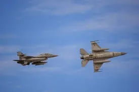 Două avioane F-16 românești au decolat pentru monitorizarea spațiului aerian după atacurile rusești