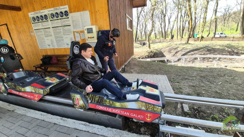 Pistă de bob unică în România, inaugurată în pădurea Gârboavele: trasee MTB, escaladă și zonă de aventură