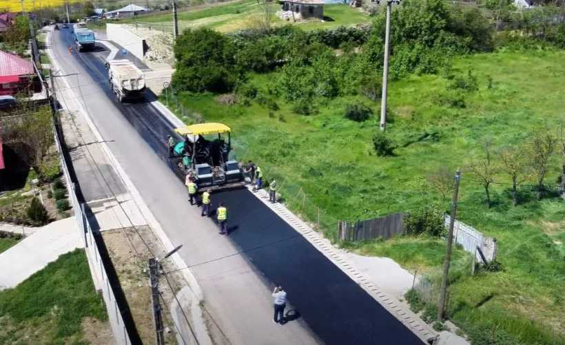 Asfalt nou pe DJ251B. Consiliul Județean Galați continuă modernizarea drumurilor