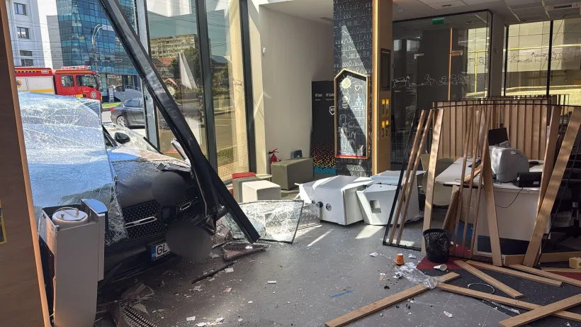 O șoferiță de 71 de ani a pierdut controlul mașinii și a lovit un bancomat în Galați