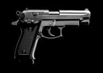 Bărbat de 75 de ani, reţinut de poliţişti după ce şi-a ameninţat soţia cu un pistol