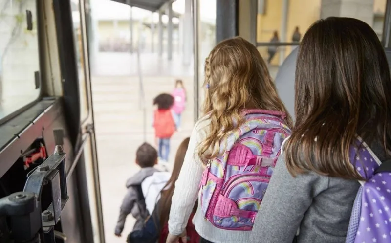 Asociația Elevilor din Constanța (AEC): Consiliile județene să respecte de urgență legea privind transportul gratuit pentru elevi, promulgată azi de Iohannis
