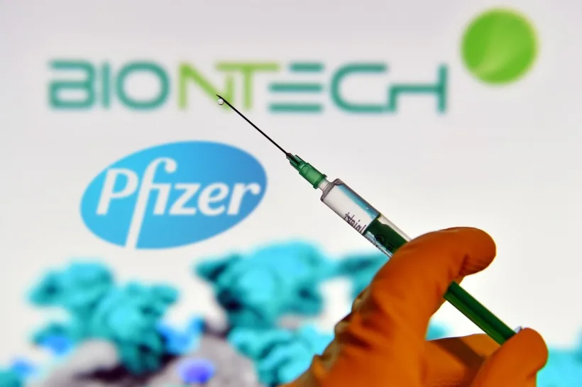 Camioanele încărate cu primele doze din vaccinul anti-Covid de la Pfizer se îndreaptă spre cele 27 de țări ale Uniunii Europene.