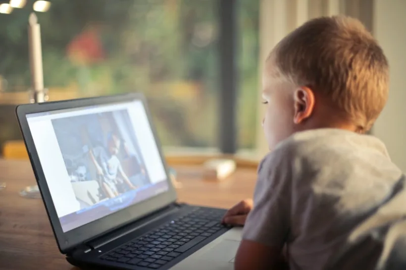 Cursurile școlare se reiau miercuri, în regim online, „conform programei școlare”