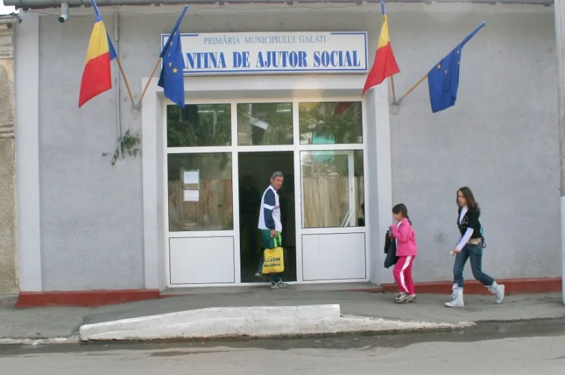 Pachete de Crăciun pentru beneficiarii Cantinei de Ajutor Social din Galați