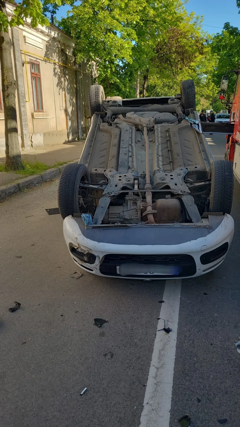 Pasagerul unui taxi a murit, după ce mașina în care se afla s-a răsturnat