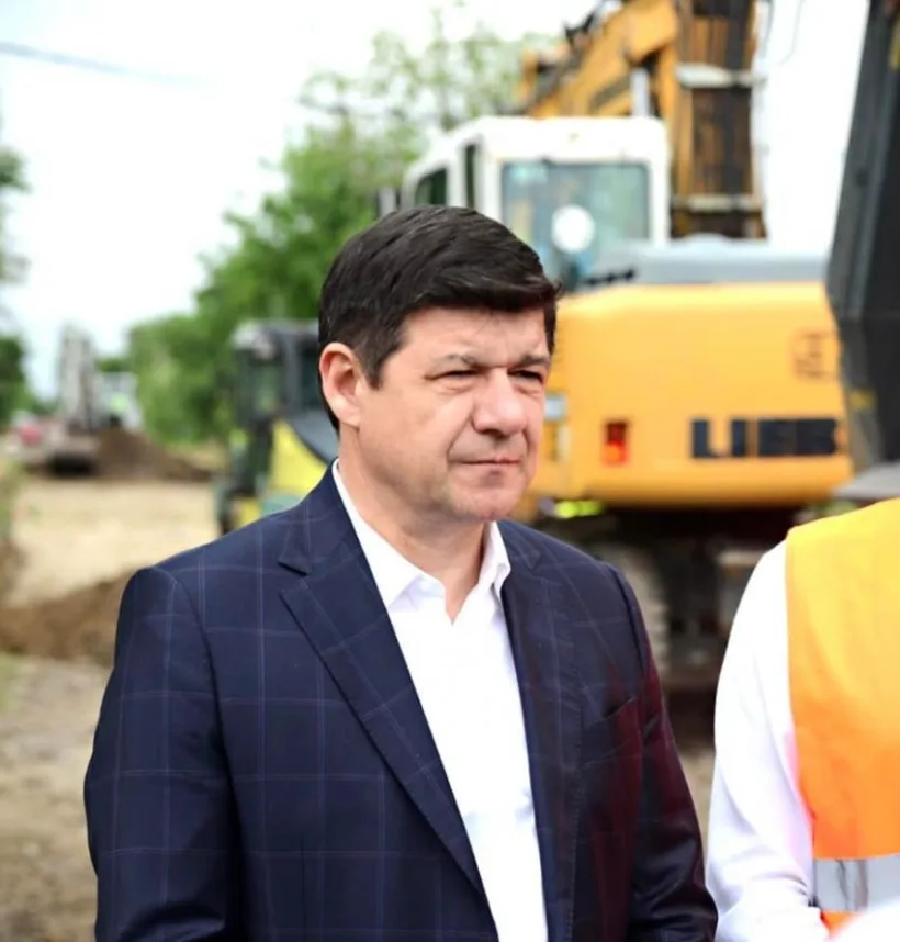Costel Fotea: a început asfaltarea drumului județean care trece prin centrul orașului Berești