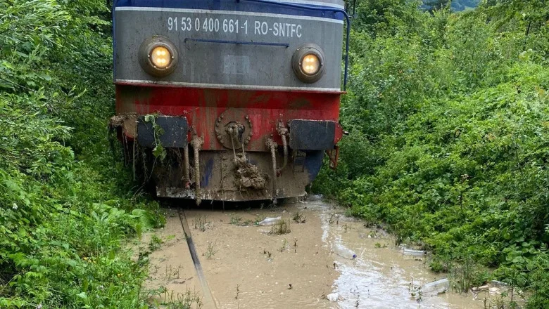 Trenuri blocate din cauza aluviunilor care au ajuns pe calea ferată