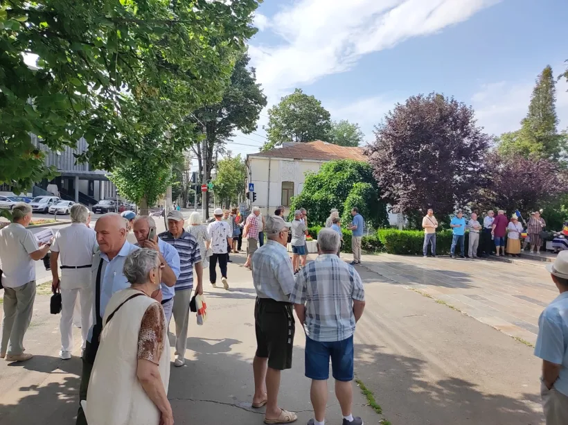 Facturile mari la apă i-a scos în stradă. Zeci de gălățeni au protestat în fața Prefecturii