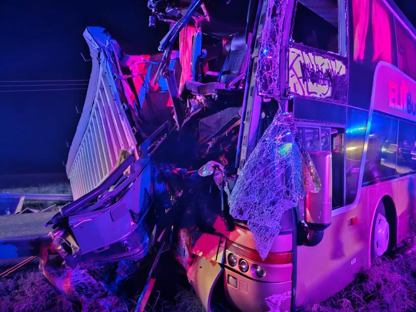 Plan roșu de intervenție la Brăila: Autocar cu 72 de persoane, implicat într-un accident
