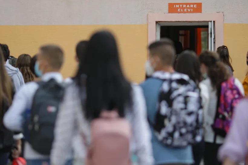 Ce spune premierul despre elevii care iau bursă de merit cu medii sub 2