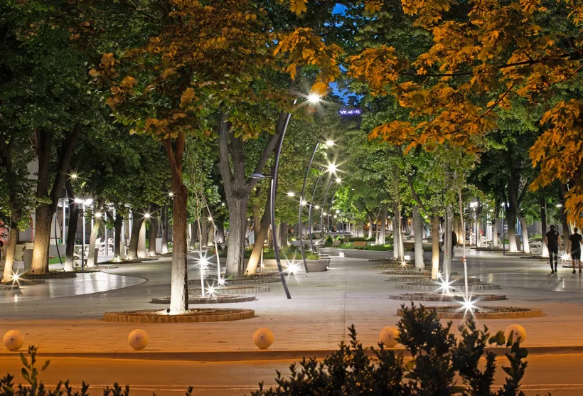 Centrul orașului Galați, modernizat: arhitectură modernă cu fântâni arteziene şi un curs de apă